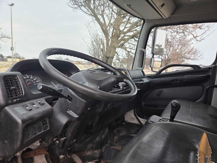 2016-hino-268-image-7