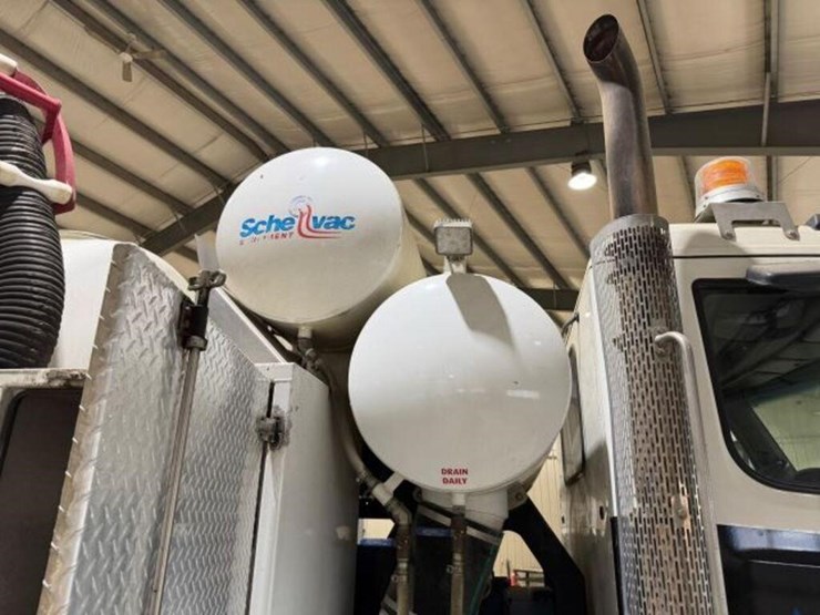 2017-peterbilt-567-image-56