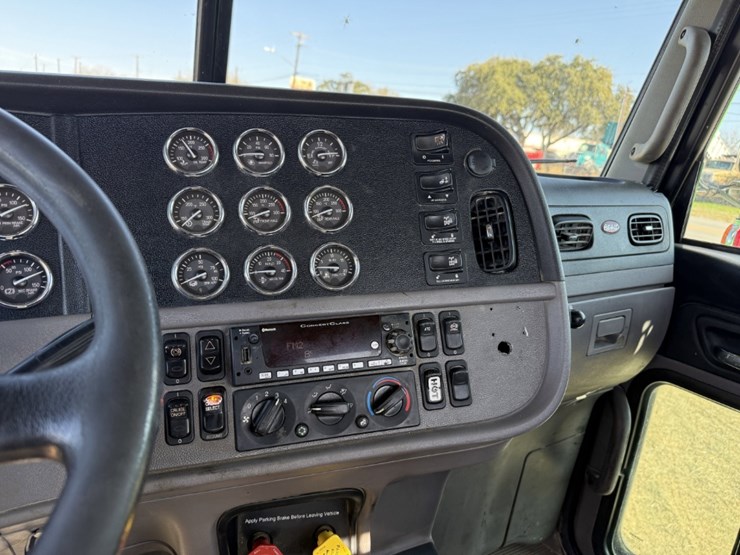 2021-peterbilt-367-image-13