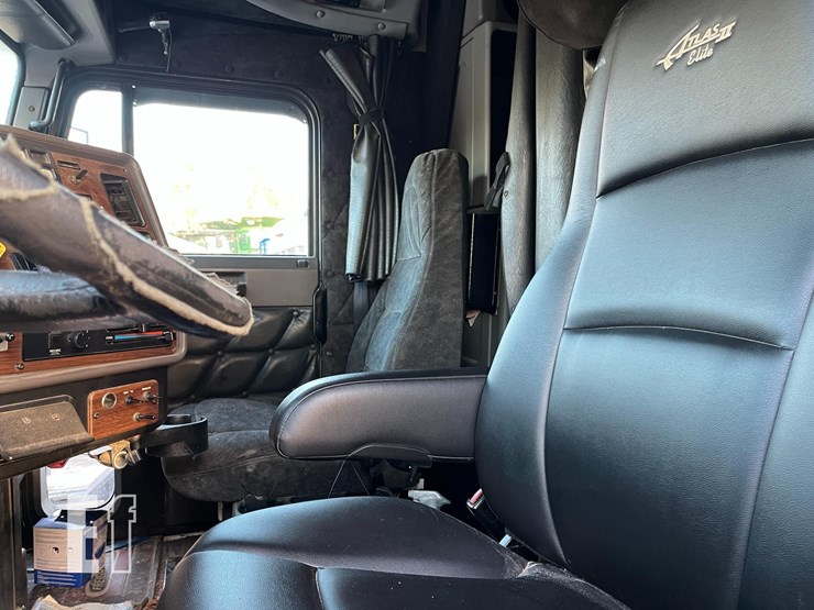 2007-freightliner-fld132-classic-xl-image-9