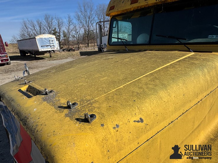 1996-freightliner-fld120-image-13