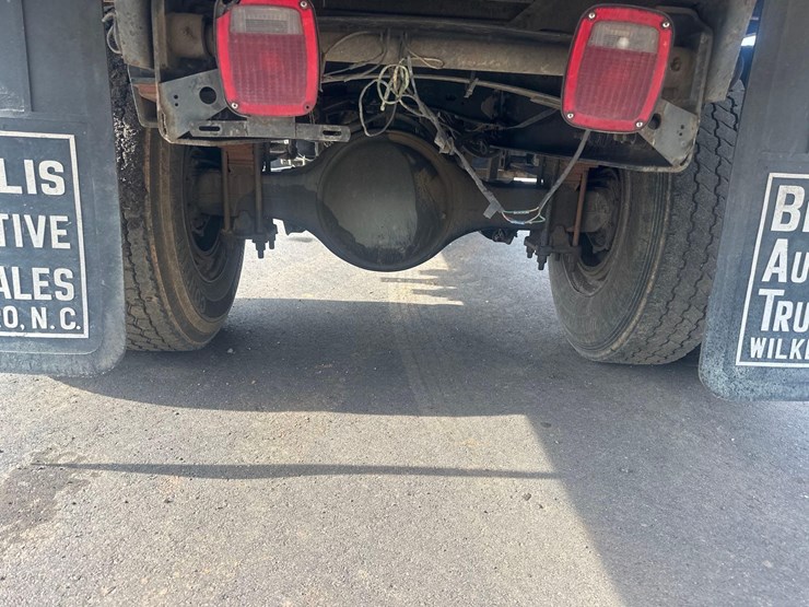 2000-freightliner-fl70-image-13