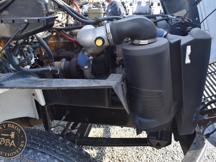 2001-freightliner-fl60-image-17