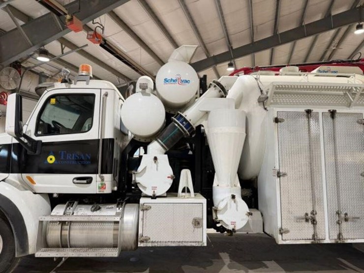 2017-peterbilt-567-image-31