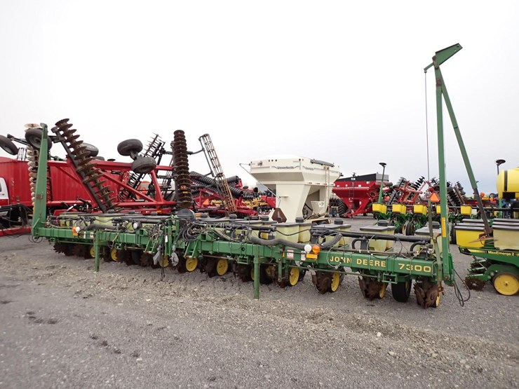 john-deere-7300-image-2