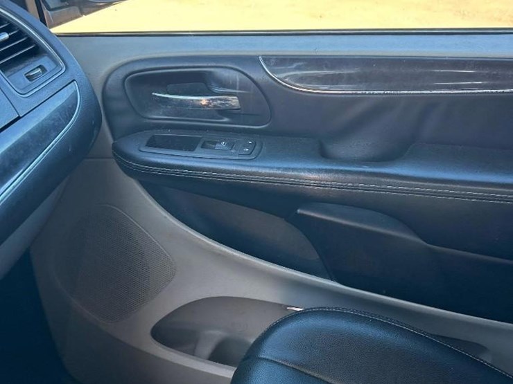 2016-chrysler-town-&-country-image-20