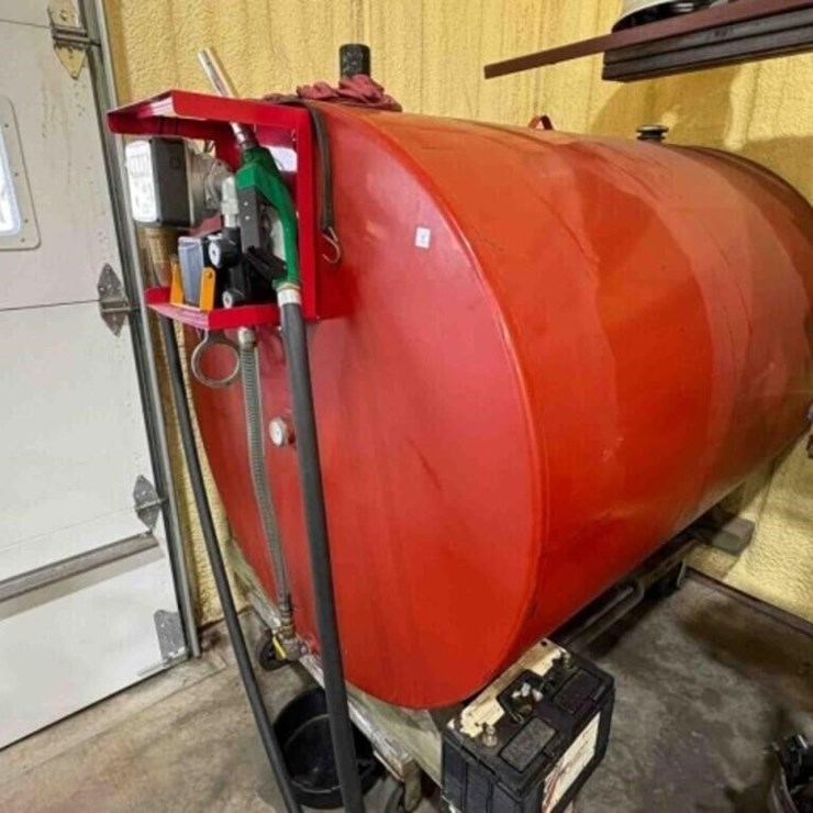 550 GALLON FUEL TANK W/PUMP