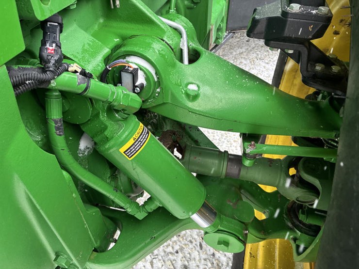 2011-john-deere-8335r-image-37