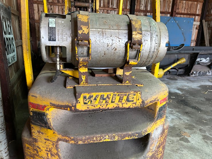 white-lip-gas-forklift-image-6