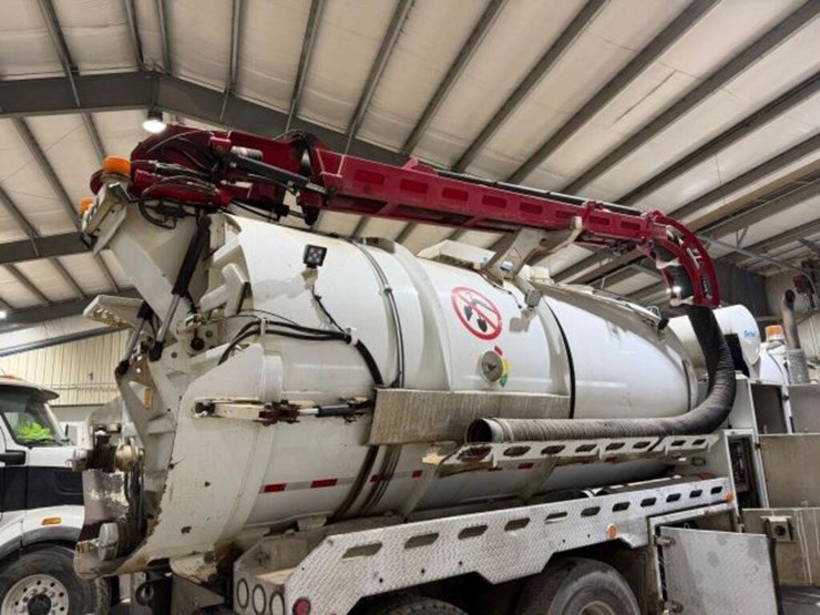 2017-peterbilt-567-image-41