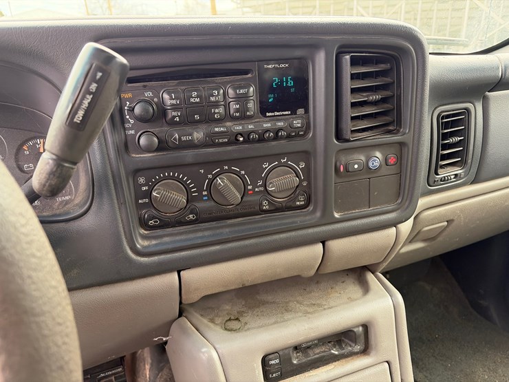 2002-chevrolet-suburban-image-7