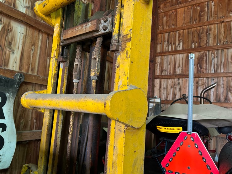 white-lip-gas-forklift-image-4