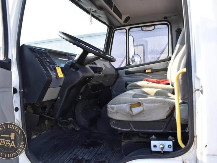 2001-freightliner-fl60-image-20