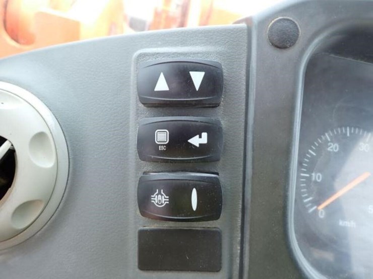 2013-doosan-dl550-3-image-21