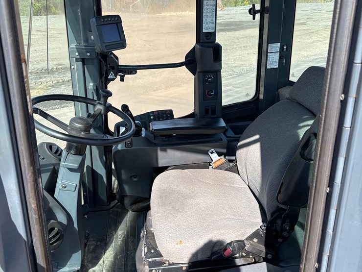 2018-deere-524k-image-21