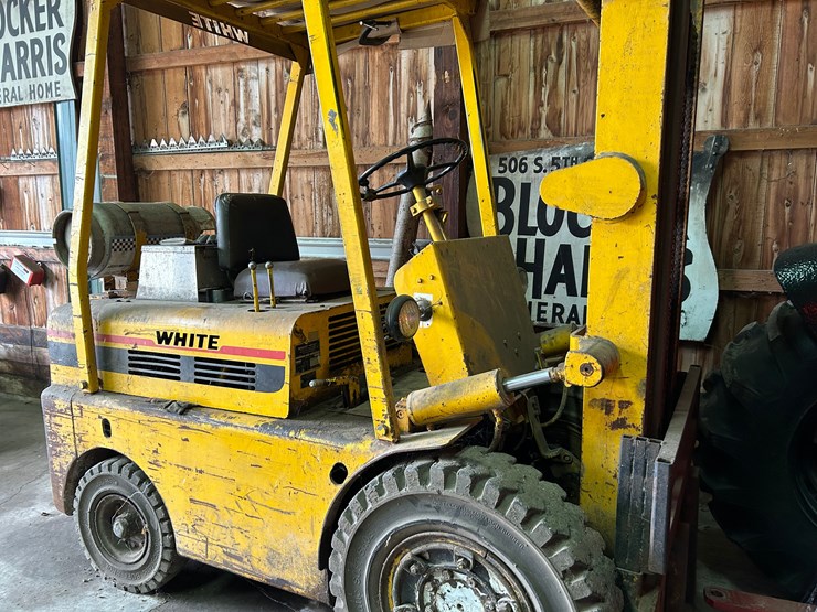 white-lip-gas-forklift-image-1