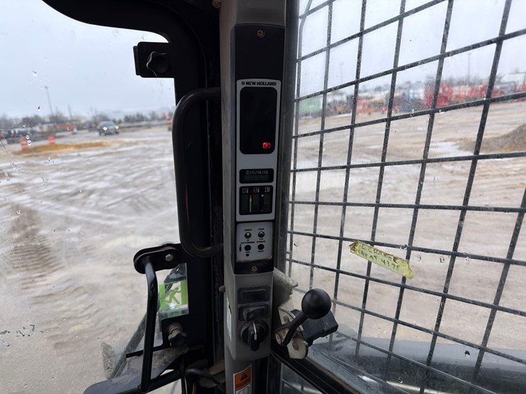 2019-new-holland-c237-image-22