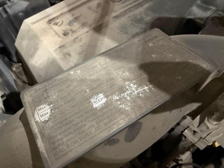 2017-peterbilt-567-image-25