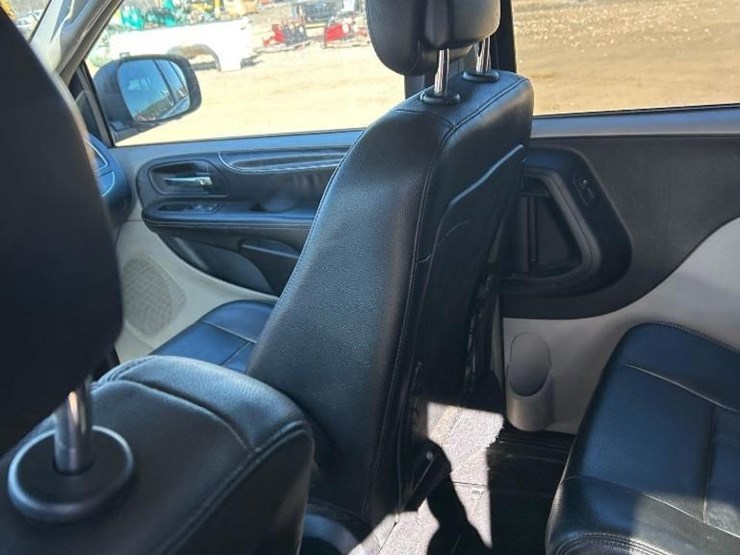 2016-chrysler-town-&-country-image-19