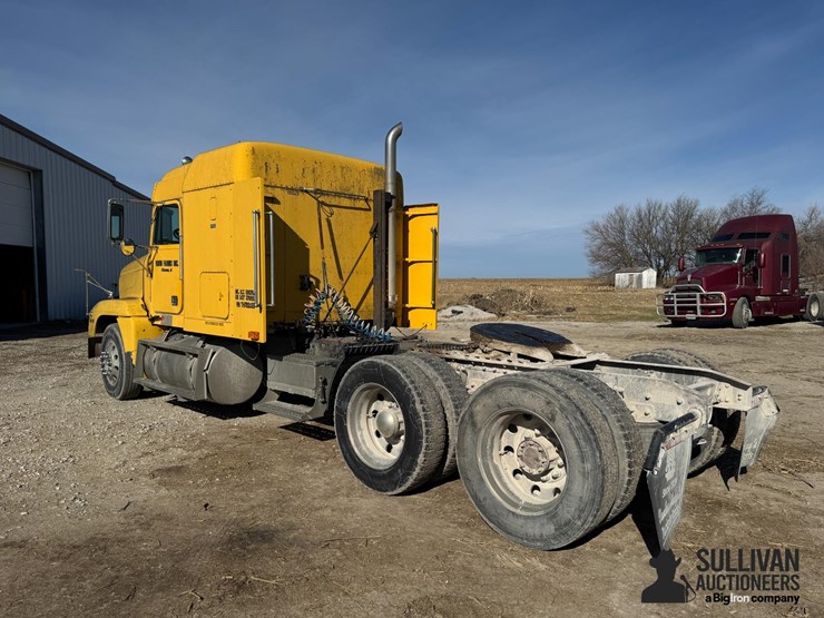 1996-freightliner-fld120-image-8