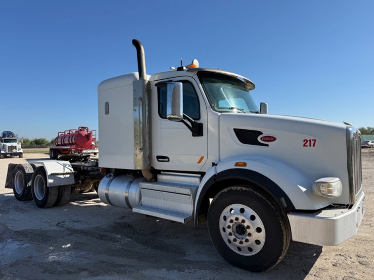 2018-peterbilt-567-image-3