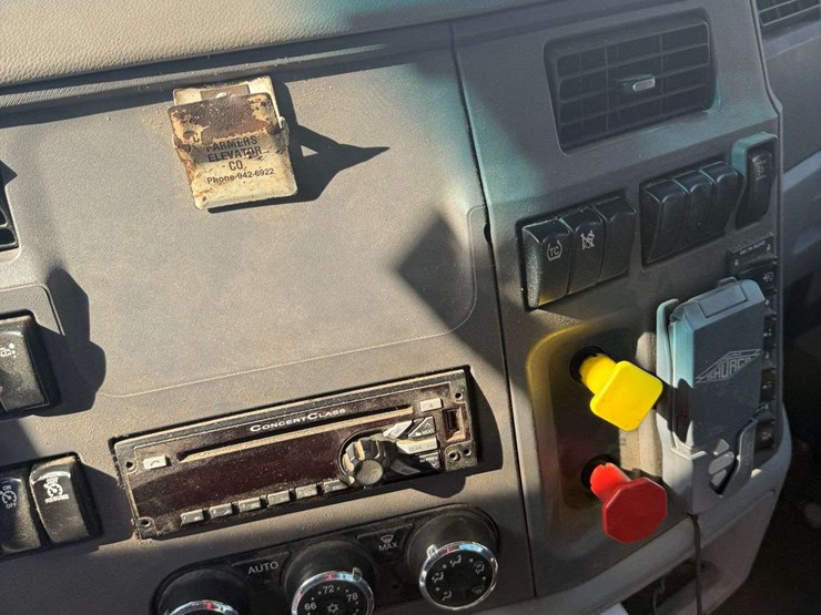 2016-peterbilt-579-image-18