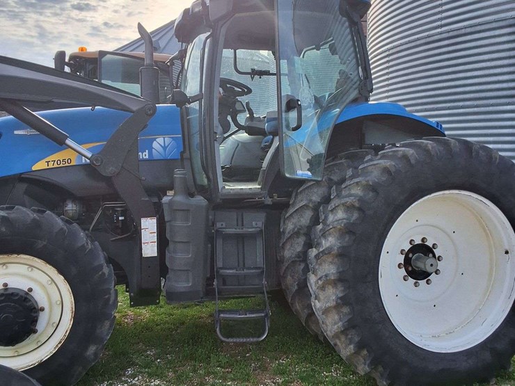 2010-new-holland-t7050-image-17