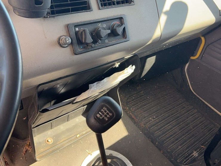 2004-freightliner-fl70-image-23