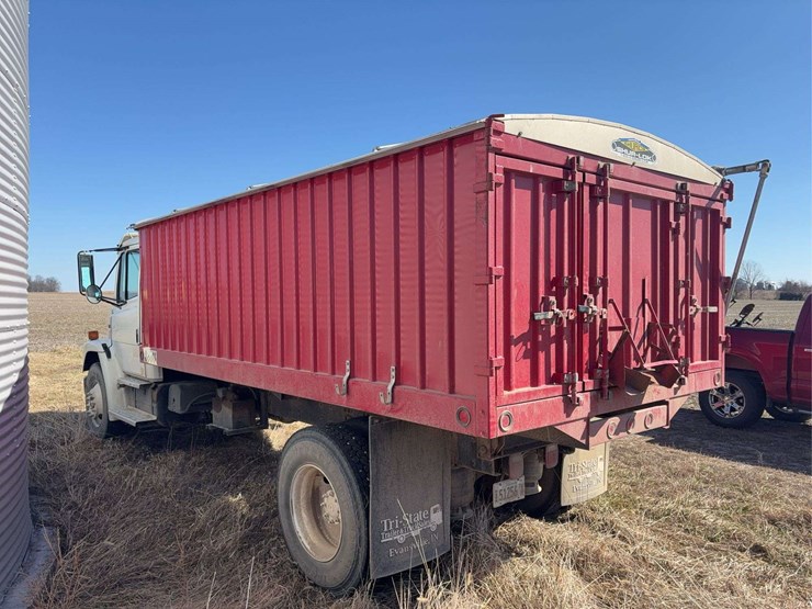 2004-freightliner-fl70-image-4