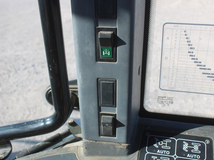 new-holland-tm125-image-70