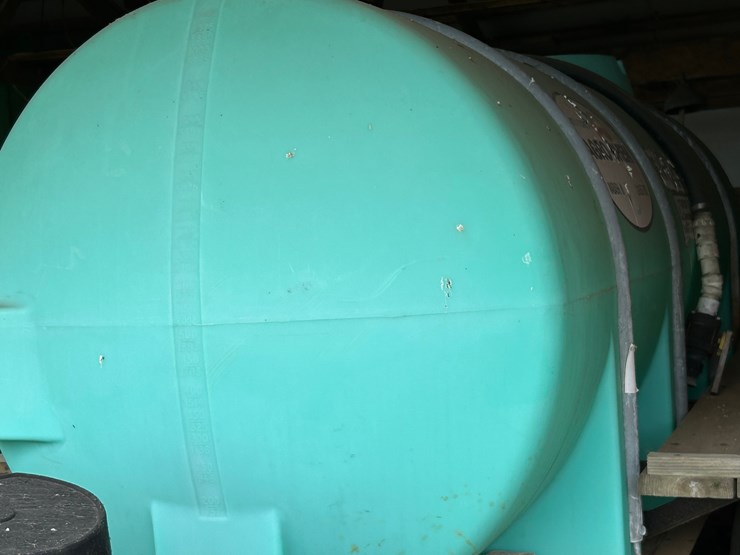 1000-gal-poly-tank-on-trailer-image-2