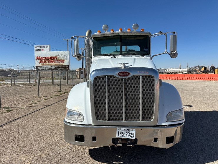 2010-peterbilt-384-image-2