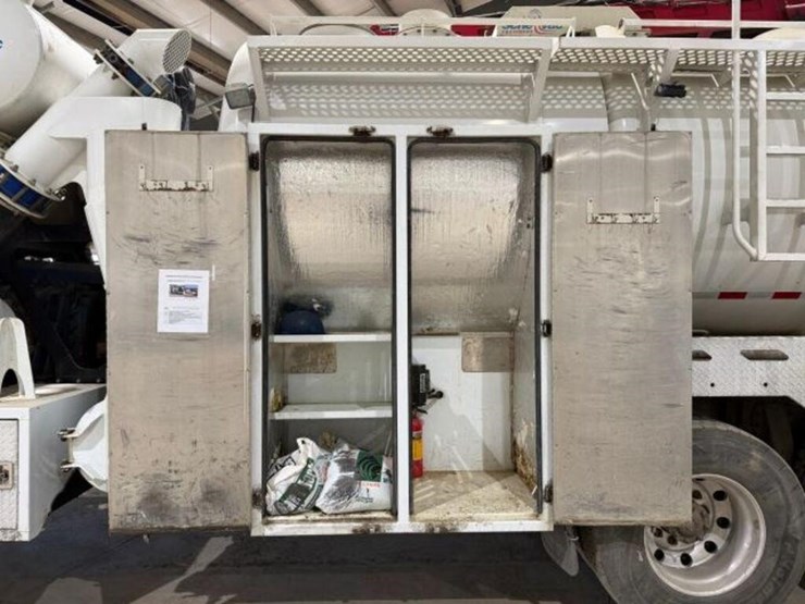 2017-peterbilt-567-image-36