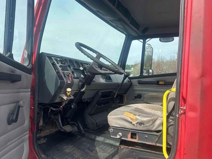 2000-freightliner-fl70-image-29