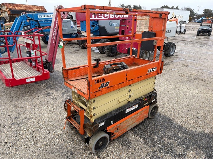 2017-jlg-1932r-image-3