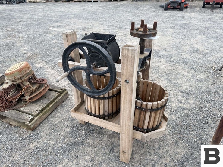 old-fashioned-mechanical-fruit-press-image-3