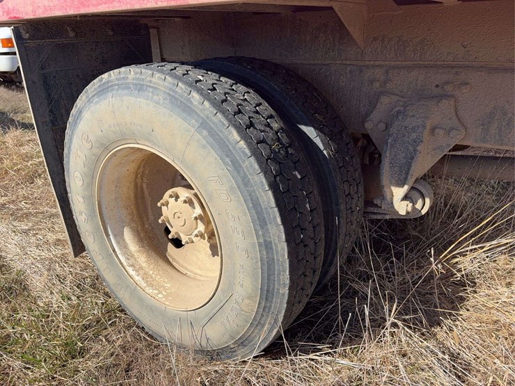 2004-freightliner-fl70-image-13