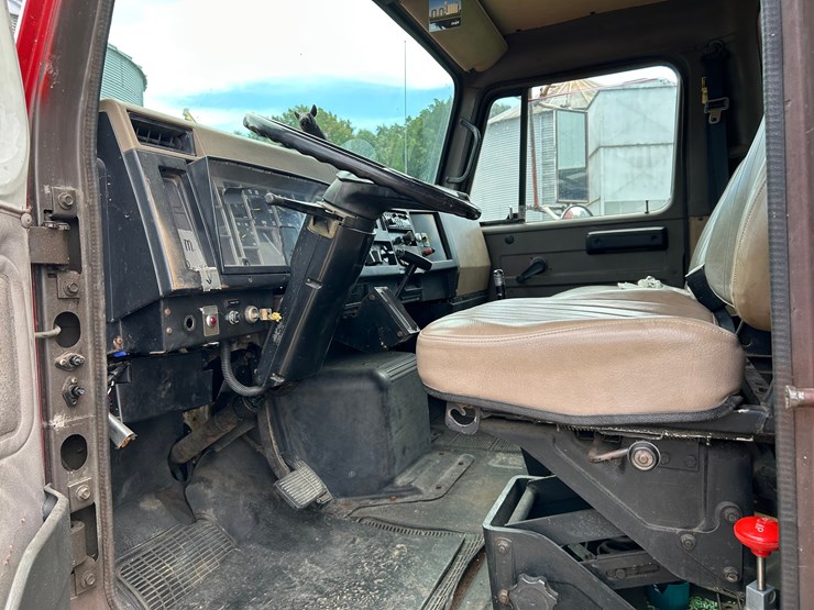 1992-case-ih-4700-image-11