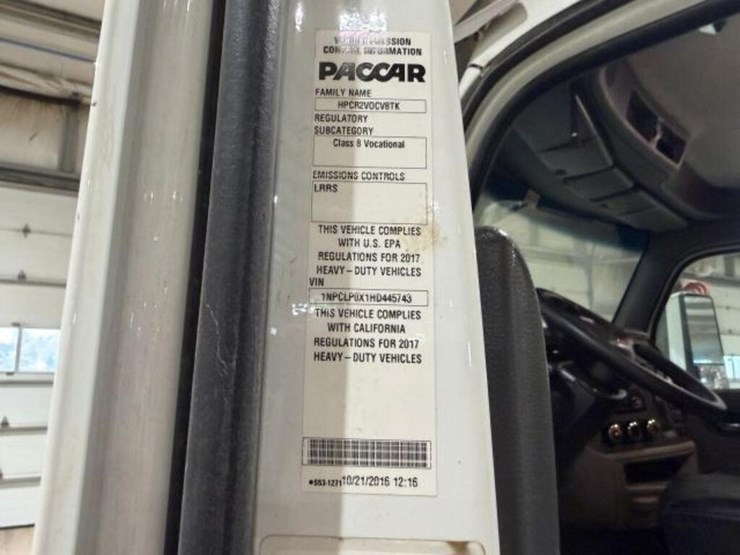 2017-peterbilt-567-image-17