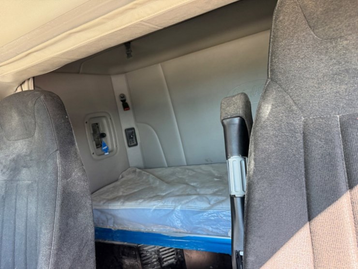 2018-peterbilt-567-image-11