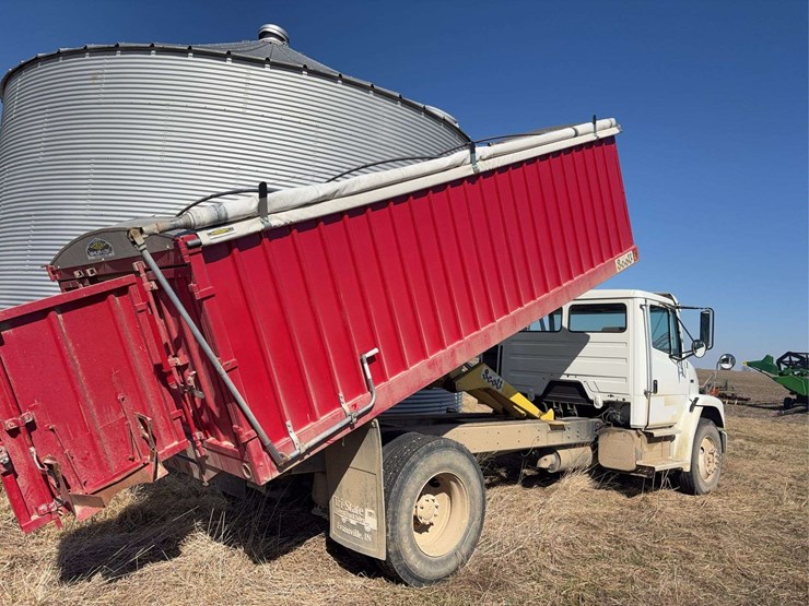 2004-freightliner-fl70-image-29