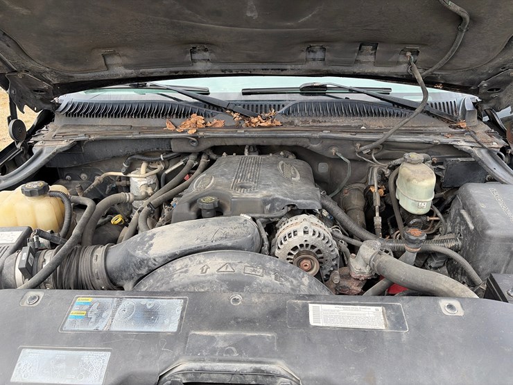 2002-chevrolet-suburban-image-12