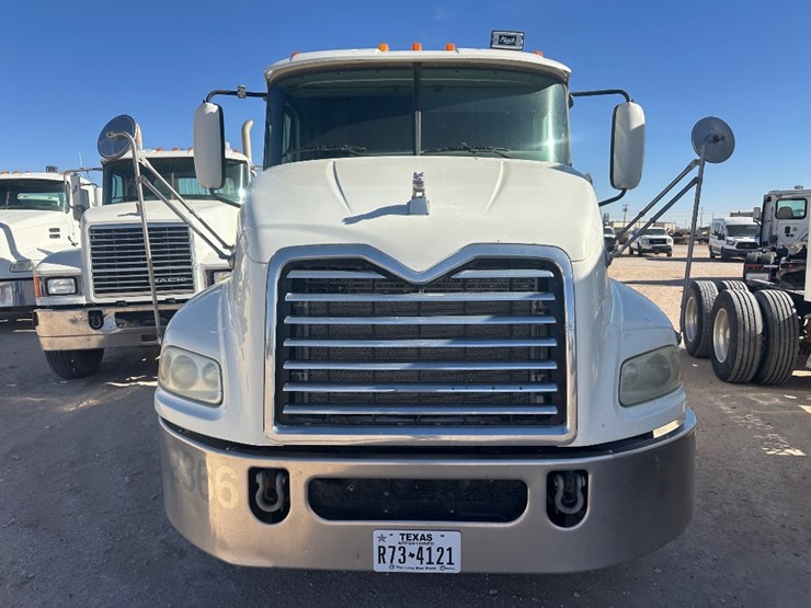 2018-mack-pinnacle-image-2