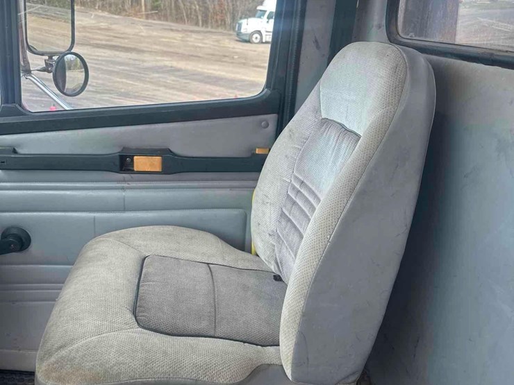 2000-freightliner-fl70-image-26