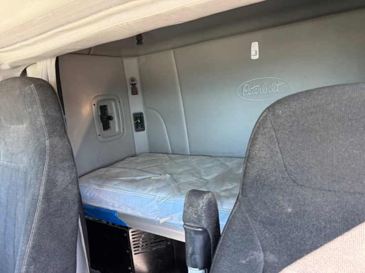 2018-peterbilt-567-image-12