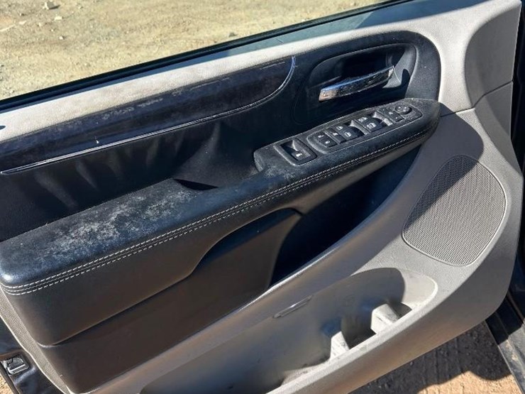 2016-chrysler-town-&-country-image-39