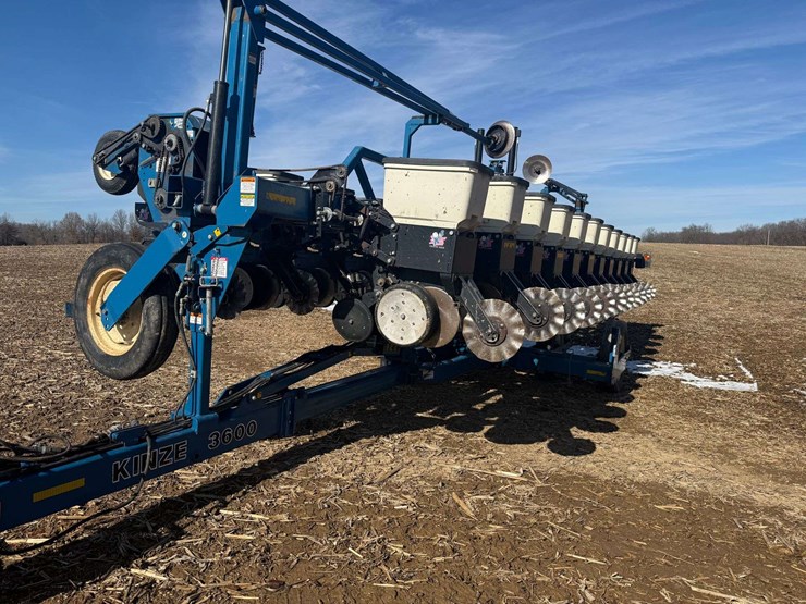 2009-kinze-3600-image-8