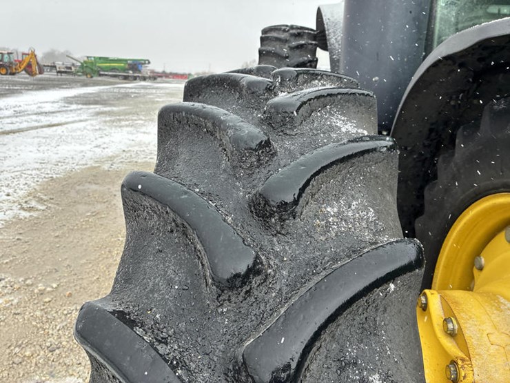 2011-john-deere-8335r-image-40