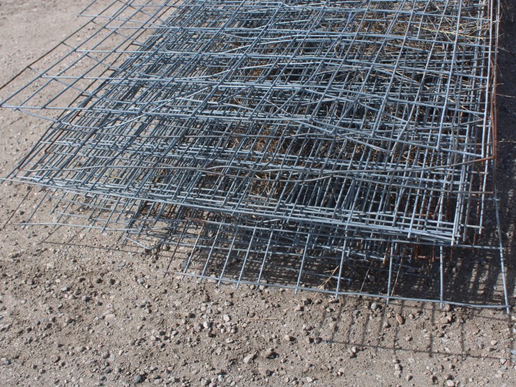 #2085-•-metal-rack-with-approx-30-used-wire-panels-of-assorted-lengths-image-3