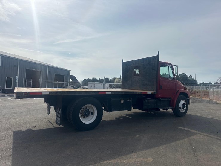 2000-freightliner-fl70-image-8